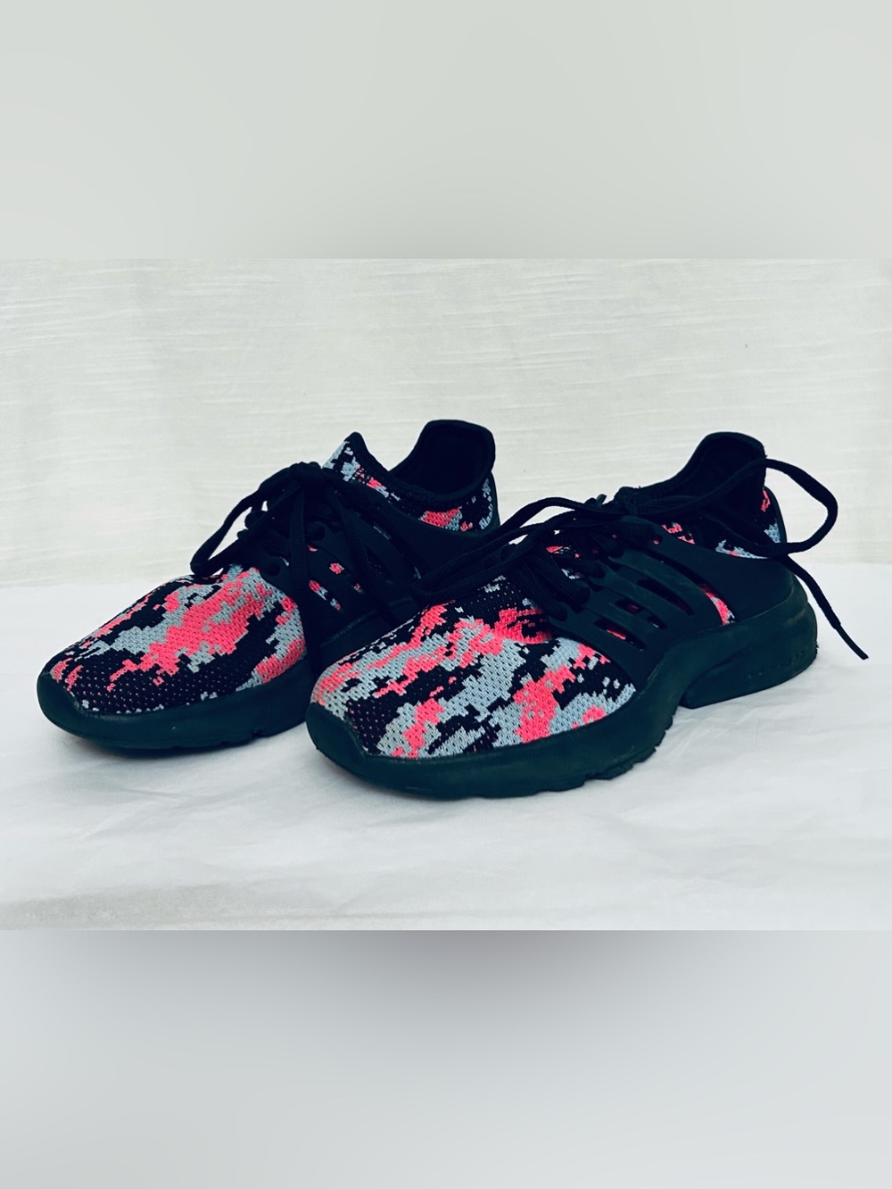 Women's Troadlop Black Knit Maximalist Running Sneakers with Pink & Blue Accents